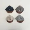 Boné Simples com Logo de Letra Listrada para Bebê Chapéu de Outono à Prova de Vento para Meninos e Meninas Boné Quente