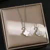 Collar de acero de titanio con trébol de cuatro hojas de temperamento simple clásico para mujer, lados positivos y negativos con cadena de clavícula que combina con todo y micro incrustaciones de circonitas.