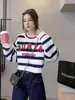 Camiseta Corta de Punto Rayada de Color Contrastante Estilo Retro Universitario Americano Nueva Moda para Mujer Letra Reductora de Edad Top de Pelo Haima