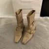 Versão coreana de 2026 do novo design outonal de nicho, botas curtas francesas retrô, botas western de bico quadrado pequeno, botas de cano médio para mulheres