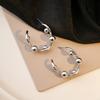 Pendientes de Aro Simples de Lujo Ligero Aguja de Plata Estilo Frío Pendientes Pequeños de Bola Redonda de Alta Gama Pendientes en Forma de C Irregulares que Combinan con Todo