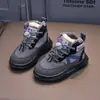 Tênis esportivos para meninos, novo estilo inverno 2026, sapatos infantis de algodão com forro de fleece e espessados, tênis casuais de cano alto quentes para meninas