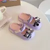 Nuevas Pantuflas para Niñas Dibujos Animados Cabeza Grande Kuromi Bicolor Versátiles Zapatos con Agujeros para Niños Suela Suave Antideslizantes Sandalias de Punta Cerrada