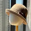 Sombrero de copa redondo de fieltro de lana estilo Hepburn para mujer otoño e invierno casual versátil estilo chica rica hace que la cara se vea más pequeña sombrero tipo cubo moderno