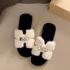 Zapatillas de algodón de suela plana, de una tira, estilo hada, para otoño e invierno, zapatillas mullidas de estilo coreano populares para mujer, adecuadas para usar en exteriores, nuevo estilo 2026