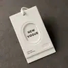 Etiquetas colgantes personalizadas Logo Tienda de ropa Tarjeta Off-White Tarjeta en relieve Ropa de mujer Simple de alta gama Hecho a medida Marca registrada