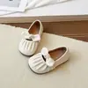 Sapatos de Couro Prateados da Moda para Meninas 2026 Outono Novo Respiráveis Macios com Solado Flexível Sapatos de Performance para Meninas Sapatilhas Vermelhas Infantis