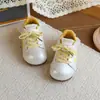 Sapatos Infantis Sapatos Brancos 2026 Nova Primavera Sapatos de Prancha Esportivos Princesa Infantil Versátil Solado Macio Meninas Sapatos de Treino Alemães