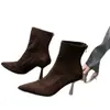 Botas de Cano Curto Novas de Salto Alto Estilo Veludo para Mulheres Zíper Traseiro Bico Fino Botas Emagrecedoras de Inverno Botas de Salto Fino Fashion Francesas Preto
