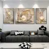 Blanco roto Dorado Lujo Ligero Figura Pintura Decorativa Hojas de Ginkgo Ramas de Flores Tres Paneles (Dos Verticales Una Horizontal) Pintura de Porcelana de Cristal de Aleación de Aluminio para Sala de Estar