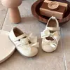 Sapatos de couro com strass estilo princesa para meninas, doces e fofos, novo modelo primavera e outono 2026, sapatos de sola macia Lolita com laço, versáteis, sapatos de salto baixo
