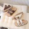 Chinelos Infantis 2026 Verão Estilo Coreano Sandálias de Tira Única com Solado Macio para Meninas Estilo Princesa Modernos para Uso Externo Sapatos Birkenstock Tendência