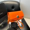 Bolso de Hombro Pequeño Cuadrado de Moda Estilo Coreano 2025 Nuevo Nicho Texte Bolso Baguette para Viajeros Color Caramelo Trendy