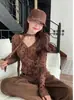 Camiseta de Manga Larga con Cuello en V, Estampado de Lunares Color Café Vintage para Mujer, Diseño de Invierno, Corte Ajustado, Elegante Top Base Ceñido a la Cintura