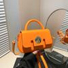 Bolsa popular feminina deste ano 2025, nova bolsa pequena e fresca para mulheres, moda versátil, bolsa carteiro, temperamento, bolsa quadrada pequena e portátil