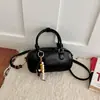 Nova bolsa Boston com pingente de contas retrô 2026, uma bolsa de mão de nicho, bolsa almofada, bolsa transversal colorida fashion para mulheres