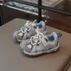Sapatos de Papai para Crianças Pequenas Sapatos de Caminhada Antiderrapantes para Exterior Outono Novo Estilo Meninos Sapatos Esportivos Respiráveis Leves Sapatos Casuais para Bebês