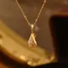 Colar de Pera com Brilho de Diamante Estilo Ins para Mulheres, Moderno e Dinâmico, Cravejado com Zircônia, Acabamento de Alta Qualidade, Pingente de Fruta, Corrente de Clavícula