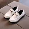 Sapatos de couro infantis para meninos, coleção de outono estilo coreano 2026, cabedal de couro preto, estilo britânico, sapatos de performance com sola macia para meninas do ensino fundamental