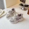 Zapatillas de malla transpirables estilo coreano para niñas 2026 primavera y otoño para niños ultra ligeras suela suave zapatos de papá zapatos casuales para niñas pequeñas
