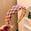 Faixa de Cabeça Plaid de Pelúcia de Alta Qualidade Vermelha Atmosférica para Outono e Inverno para Mulheres Novo Estilo 2025 Elegante e de Alta Qualidade para Lavar o Rosto
