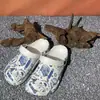 Insignia Clásica Transfronteriza Estilo Nuevo Zuecos Versátiles Zapatos de Playa Estilo Dibujos Animados Zapatos de Punta Cerrada