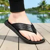 Chanclas para hombre 2026 modelo nuevo de verano, sandalias para hombre de piel de vacuno de capa superior, antideslizantes, resistentes al olor, chanclas de playa con tira para el dedo del pie