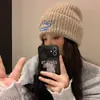 Gorro para mujer 2023, nuevo estilo, cálido gorro de lana, estilo coreano, versátil, para otoño e invierno, con protección para las orejas, puntera de punto que hace que el rostro parezca pequeño.
