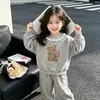 Conjunto estiloso e super fofo para meninas, novo modelo outono 2026, moletom com estampa de urso de desenho animado infantil e calça de moletom