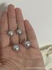 Clásico realmente muchos aretes de zapatos de tacón alto redondos grises blancos sentido de lujo ligero de alta gama versión de gancho para la oreja de plata pura S925 orificio para la oreja