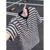 Camiseta redonda listrada em duas cores para homens, design solto moderno, casual e fashion, versátil para o dia a dia, top de manga curta