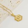 Colgante de letra hexagonal de acero de titanio de moda de estilo europeo y americano, collar de acero inoxidable dorado con 26 letras en inglés, cadena de clavícula para mujer