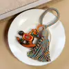 Pingente Chaveiro Cavalo de Balanço Arco-Íris, Pingente de Carro Cavalo de Balanço, Acessório Pingente para Bolsa de Casal Tecido à Mão