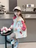 Ropa exterior de otoño para niñas 2026 nueva elegante estilo coreano para niños primavera y otoño con capucha de dibujos animados bloques de color chaqueta top
