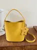 Bolso de hombro de lujo de alta gama, nuevo modelo 2026, bolso cruzado para mujer para el trabajo, bolso tipo cubo vintage exquisito y ultralujoso