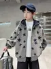 Chaqueta Cárdigan con Capucha Estampada de Estrellas para Niños Primavera y Otoño 2026 Nuevo Estilo Holgada Casual Sudadera con Cremallera para Niños Mayores Moderna