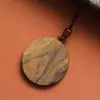 Colgante de Madera de Águila Wushi Pai Jade Auspicioso Ruyi Incrustado Exquisitamente Tallado Año Zodiacal Juguetes Culturales Adorno de Colgante de Madera de Águila Modelo de Venta al por Mayor