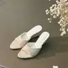 Sandálias de Salto Anabela Abertas e Delicadas Estilo Francês para Mulheres, Verão 2026 Novo Estilo Europeu e Americano Sandálias de Encaixar com Bico Fino e Tachas