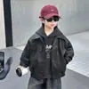 Jaqueta de Couro Masculina Primavera Outono 2026 Novo Estilo Jaqueta de Couro Gola Lapela Infantil Outono Estilo Coreano Menino Bonito Roupas de Outono Tendência