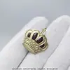 Broche de Coroa Dourada Luxuoso, Artesanato em Esmalte, Decoração com Tema de Vestido e Real, Emblema de Chapéu com Elementos de Palácio