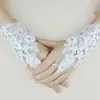Guantes sin dedos de encaje de malla hueca cortos con correa y diamantes para el vestido de novia de Elia Bride