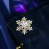 Broche Floco de Neve em Zircônia Microincrustada de Luxo Leve, Acessório de Alfinete Rotativo de Alta Qualidade, Broche de Floco de Neve Rotativo Decorativo
