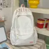 Mochila com padrão de ondas azul leitoso, estilo claro e artístico, estilo coreano, suave e versátil, adequada para viagens e passeios, faz o usuário parecer mais claro.