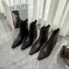 Botas de Cano Curto de Couro Plissado Bico Fino Estilo Francês Outono/Inverno 2026 para Mulheres Salto Grosso Zíper Lateral Elegantes Emagrecedoras Botas para o Dia a Dia Femininas