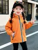 Cortavientos tres en uno con bloques de color y cremallera para niñas de comercio exterior, chaqueta elegante nueva de otoño 2026, ropa infantil de moda
