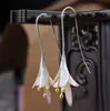 Brincos de gancho de orelha em formato de lírio, banhados a prata s925, criativos e da moda, de fabricantes europeus, americanos e coreanos de joias para orelha