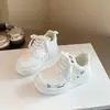 Tênis Brancos Infantis 2026 Primavera Novos Sapatos Casuais de Desenho Animado para Crianças, Tênis de Skate para Meninas, Tênis Esportivos Versáteis para Meninos Tendência