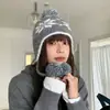 Patrón de Copo de Nieve Coreano Retro Cordón Bola de Pelo Tejida Sombrero de Invierno Navidad Estilo Reductor de Edad Sombrero Protector de Orejas Sombrero Lei Feng