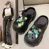 Zuecos de diseño floral con suela gruesa para mujer, sandalias de punta cerrada, nuevas de moda de verano antideslizantes 2026 estilo playa con aumento de altura