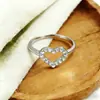 Anillos para Mujer Moda Transfronteriza Corazón Hueco con Forma de Corazón Incrustado de Diamantes Exquisito Elegante Simple Dulce Versátil Anillo Cerrado Venta al por Mayor